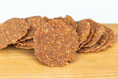 Mayalanmış soya fasulyesi yaprakları: Kuzey Tayland 'ın yerli yiyeceği. Kaba soya fasulyesinden yapılmış, çeşitli baharatlarla mayalanmış, çarşafa sarılmış ve kurutulmuş. Yüksek protein içerikli lezzetli bir yemektir..