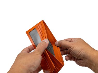 Boş Cüzdan: Beyaz arka planda mali stres veya ekonomik zorlukları gösteren boş bir turuncu cüzdan tutan iki el.