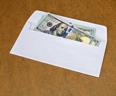 Cash Overflow: Açık bir zarftan dökülen 100 dolarlık banknotları gösteren bir genel çekim, izleyicileri finans ve talih kuşu temalarını düşünmeye davet ediyor.