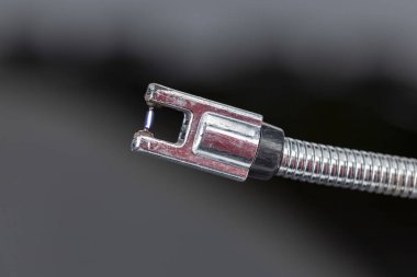 Elektrikli çakmağın alevi: Hem enerji tasarrufu hem de çevre dostu olan USB ile şarj edilebilir bir çakmağın yakın çekimi.