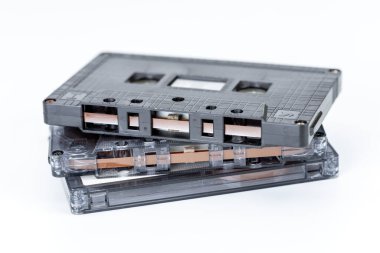 Retro Audio: Eskimiş bir dönemin kalıntıları, bir yığın eski kaset, birbirleriyle üst üste dizilmiş, karmaşık mekanik tasarımlarını sergiliyorlar.