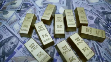 Altın Çubuklar ve Amerikan Doları Zenginlik, Lüks ve Finansal Güvenliğin Simgesi Saf Altın ve Kağıt Para Yatırımı, Değeri ve Saflığı Vurguluyor