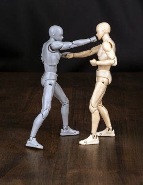 Saldırgan: yüzüne bir sağ yumruk attı. Defender: Sola adım atar, sol elle kola basar ve tek hamlede sağ yumrukla karşılık verir.