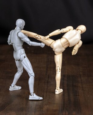 Saldırgan: Yüzüne nişan almış bir sol yumrukla içeri giriyor. Defans: Saldırganlara dış omuza vurmak için sağ ve bileğe gelen yumruğu savuşturmak için sol elini kullanıyor.