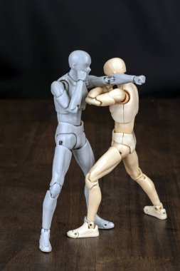 Saldırgan: Yüzüne doğru bir yumruk atıyor. Savunma: Saldırı hattının dışına doğru adımlar atar, sağ koluyla saptırır ve kaburgalara sol dirseğiyle vurur.