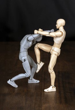 Saldırgan: yüzüne bir sağ yumruk attı. Savunma: Sol ayakla basamaklar, iki elle boynu kavrayıp, yüzle dizler.