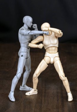 Saldırgan: Yüzüne nişan almış bir sol yumrukla içeri giriyor. Defans: Saldırganlara dış omuza vurmak için sağ ve bileğe gelen yumruğu savuşturmak için sol elini kullanıyor.