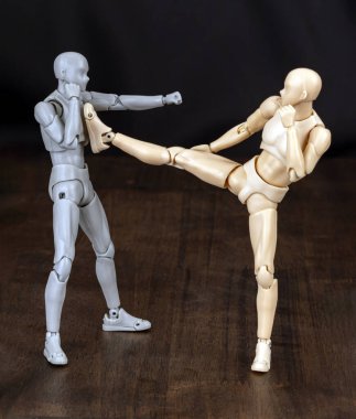 Saldırgan: Yüzüne nişan almış bir sol yumrukla içeri giriyor. Defans: Saldırganlara dış omuza vurmak için sağ ve bileğe gelen yumruğu savuşturmak için sol elini kullanıyor.