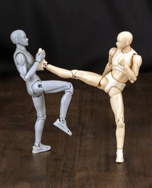 Saldırgan: Sağa döner tekme atıyor. Defans: Sağ avuç içi bloklar, sol topuğu kavrama, bacağı bükme ve baldırı bükme.