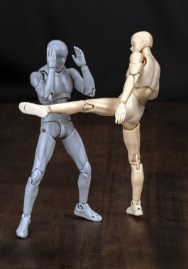 Saldırgan: Kafasına yüksek bir sol döner tekme sallıyor. Savunma: İçeri adımlar, sağ ayak, sağ dirsek blokları ve sol el ile muhafızlar.