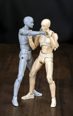 Saldırgan: Yüzüne nişan almış bir sol yumrukla içeri giriyor. Defans: Saldırganlara dış omuza vurmak için sağ ve bileğe gelen yumruğu savuşturmak için sol elini kullanıyor.