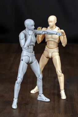 Saldırgan: Yüzüne nişan almış bir sol yumrukla içeri giriyor. Savunma: Saldırganın dış omzuna vurmak için sağ ve bileğine gelen yumruğu savuşturmak için sol elini kullanıyor.