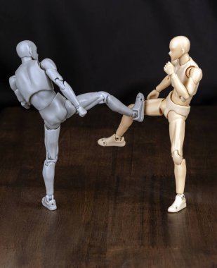 Saldırgan kaburgalarına tekme atıyor. Defans: Yüze döner, sol bacakta denge sağlar, ve kalça kemiğine sağ topuk ile tekme atar.