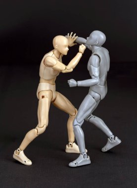 Saldırgan sağ eliyle yumruk atıyor. Defans soldan kaçıyor, sağla savuşturuyor, sonra çeneye hızlı bir sol aparkat indiriyor..