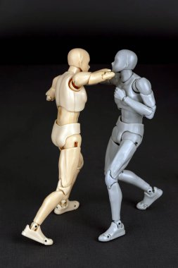 Saldırgan düz yumruk atıyor. Defans köşegen olarak içeri giriyor, sol koluyla savuşturuyor ve saldırganın çenesine doğru dirsek indiriyor..