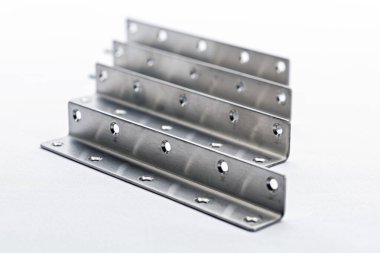 Sıraya dizilmiş paslanmaz çelik açı parantezleri, metalik kaplamaları ve hassas mühendisliklerini gözler önüne seriyor. Bu parantezler inşaat ve endüstriyel uygulamalar için idealdir