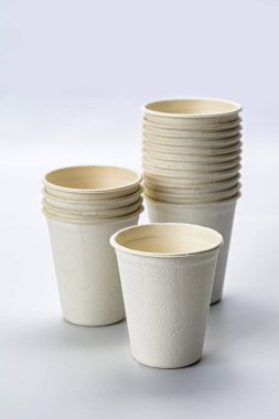 Yığınla eko dostu tek kullanımlık kahve fincanı, biyolojik olarak çözünebilir kağıt bardak, sürdürülebilir malzeme, minimal tasarım, nötr renk, yeniden kullanılabilir alternatif, çevre bilinci