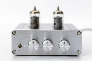 Bir gümüş tüp yükseltici ön görünüm fırçalanmış metal üç kontrol düğmesi üç baslı ses hacmi iki vakum tüpü minimalist tasarım yüksek kaliteli ses ekipmanı