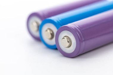 Renkli piller yakın görünüm silindirik görünüm metalik terminal mor ve mavi enerji depolama temiz arka plan teknoloji güç makro detay