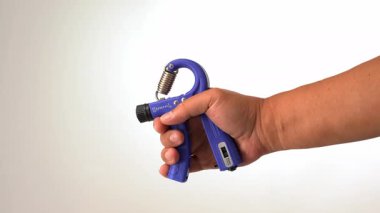 Mavi el tutuşunu egzersiz, rehabilitasyon ve el dayanıklılığını arttırmak için kullanan bir el, mavi el tutuşunu güçlendiren, kas eğitimi için ayarlanabilir tutuş egzersizi, fizik tedavi aracı