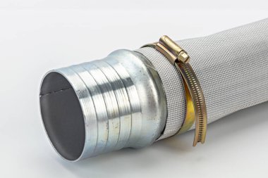 Pirinç kayışlı, esnek, gümüşe uygun bir metal boru konnektörü. Beyaz arka planda izole edilmiş, dayanıklı madde mekanik ekipman tesisat bileşeni.