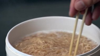 Hazır şehriye çubukları, sıcak su, sıcak çorba, Asya mutfağı, yemek çubukları, hazır erişte, sıcak su, basit, kolay pişirilen lezzetli aroma.