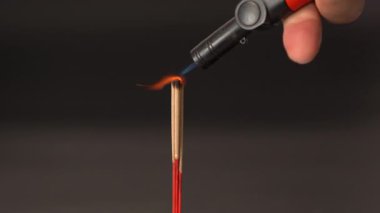 Tütsü çubuğu küçük turuncu alev ve aromatik duman, siyah arkaplan, meditasyon, rahatlama, ruhsal ritüel, sakinleştirici atmosfer, farkındalık, ateş odaklı, geleneksel sükunet