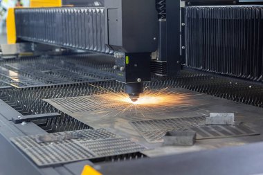 Lazer kesimi. CNC lazer oymacılığında kıvılcımlar olan metal makineler. Sanayi