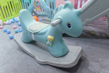 Salıncaklı modern lüks çocuk oyun alanı. Oyuncaklar