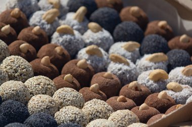 Tezgahta sıra sıra organik kek var. Yiyecek. 