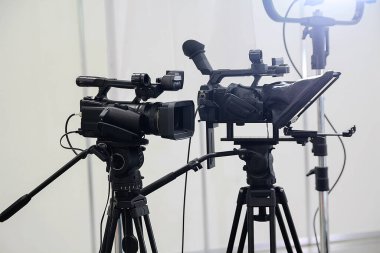 Tripodlarda ve stüdyo ışıkları köşkünde video kameralar