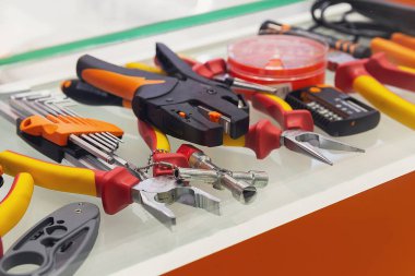 Tezgahta çeşitli el aletleri var. sanayi