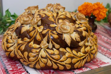 Nakış havlusuna geleneksel Ukrayna düğün ekmeği. Yuvarlak somun düğün ekmeği.