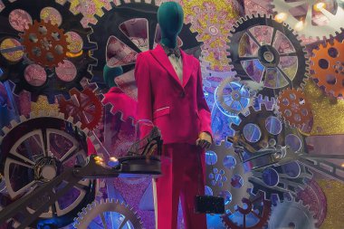 Orijinal bir tasarım sergisinde zarif bir takım elbise içindeki kadın manken. Fashio