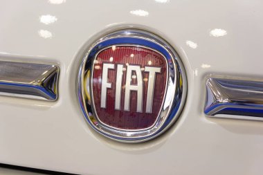 Kyiv, Ukrayna - 24 Ekim 2018: Sergi arabasındaki logotype FIAT