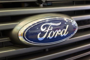 Kyiv, Ukrayna - 24 Ekim 2018: Ford kamyonunun logotype 'u sergideki araba kulübesinde