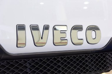 Kyiv, Ukrayna - 24 Ekim 2018: Kamyon IVECO 'nun sergi binasındaki logotipi