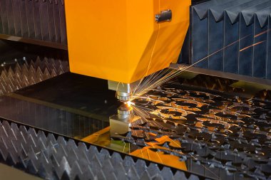 CNC lazer kesme makinesi metali kıvılcımlarla kesiyor. Yüksek teknoloji, endüstri