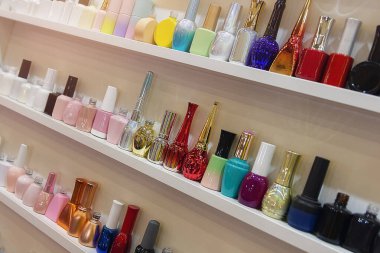 Renkli cam şişelerde kozmetik mağazası ile stand