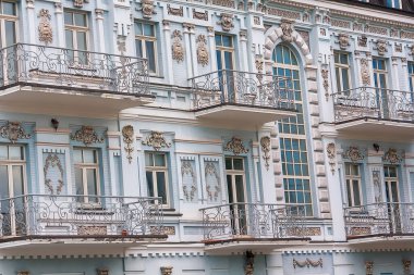 Klasik tarzda güzel bir binanın ön cephesi. Kiyv, Ukrayna