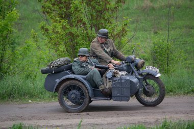 Kiev, Ukrayna - 09 Mayıs 2019: İkinci Dünya Savaşı'nda zafer yıldönümünde tarihi yeniden yapılanma bir motosiklet üzerinde Alman askerlerinin giysisi Erkekler