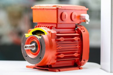 Sergi standında yeni kırmızı elektrikli motor. Sanayi