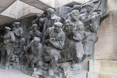 Kyiv, Ukrayna - 18 Mayıs 2019: Partizanlar hakkında bir heykel kompozisyonu ve arka plandaki işçilik başarısı. Büyük Vatanseverlik Savaşı Müzesi. Müze 1981 'de SSCB' de kuruldu..