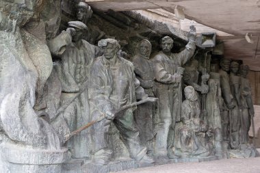 Kyiv, Ukrayna - 18 Mayıs 2019: Partizanlar hakkında bir heykel kompozisyonu ve arka plandaki işçilik başarısı. Büyük Vatanseverlik Savaşı Müzesi. Müze 1981 'de SSCB' de kuruldu..