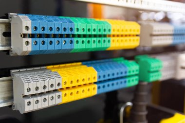 Sergi standındaki DIN parmaklığında yeni terminal blokları