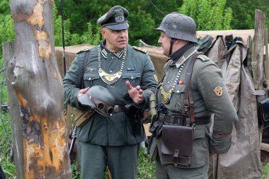 Kyiv, Ukrayna - Mayıs 09. 2019: Tarihsel yeniden yapılanma festivalinde Wehrmacht subayı ve asker şeklinde erkekler