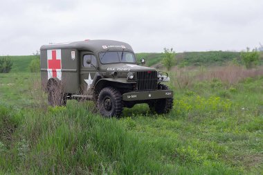 Kyiv, Ukrayna - 09 Mayıs 2019: 2. Dünya Savaşı 'ndan kalma Dodge WC54 ambülans cipi
