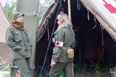 Kiyi, Ukrayna - 09 Mayıs 2019: Sağlık işçisi formunda kadınlar - Amerikan ordusu mensupları tarihi yeniden yapılanma festivalinde bir çadırın yanında