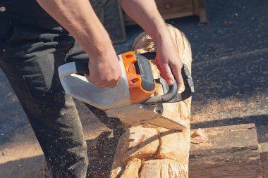 Tahta oymacı heykel, elektrikli testere ile. Yaratılış