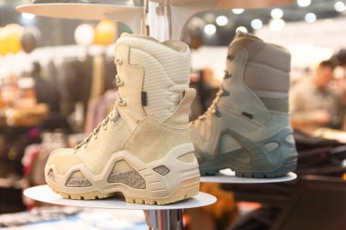 Tezgahta asker ayakkabısı var. Askeri malzeme.